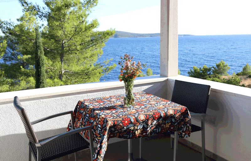 Breeze moving table cloth